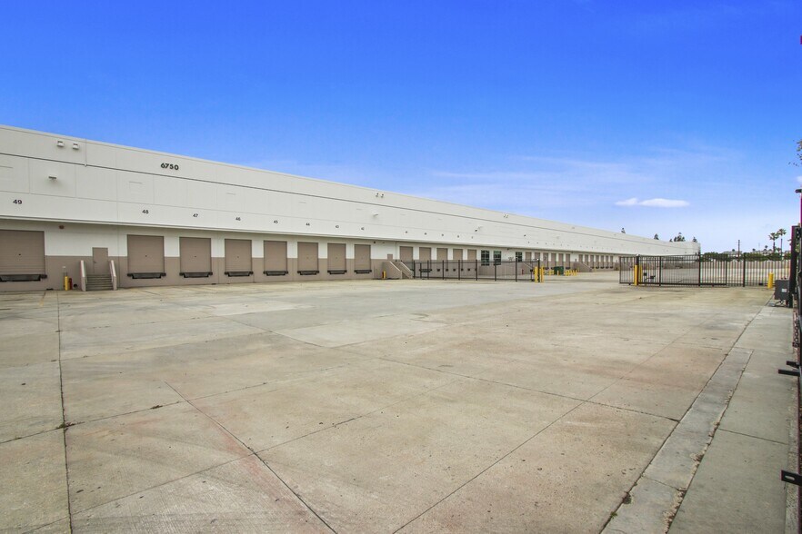 More Photos Of 6700-6750 Artesia Blvd, Buena Park Manufacturing For Lease