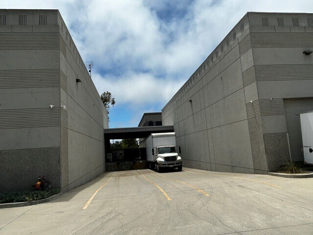 More Photos Of 3223 Golf Course Dr, Ventura Warehouse For Lease