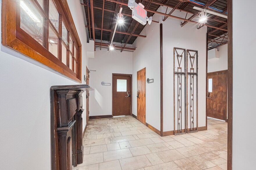 More Photos Of 1920 N Memorial Way, Houston Loft Creative Space For Lease