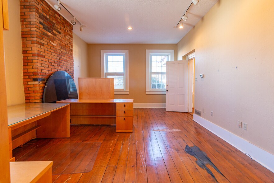 More Photos Of 323 S Main St, Zelienople Office Residential For Lease