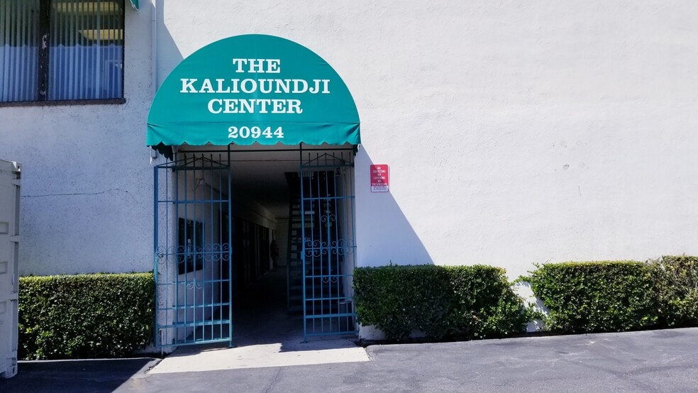 More Photos Of 20944 Sherman Way, Canoga Park Office For Lease