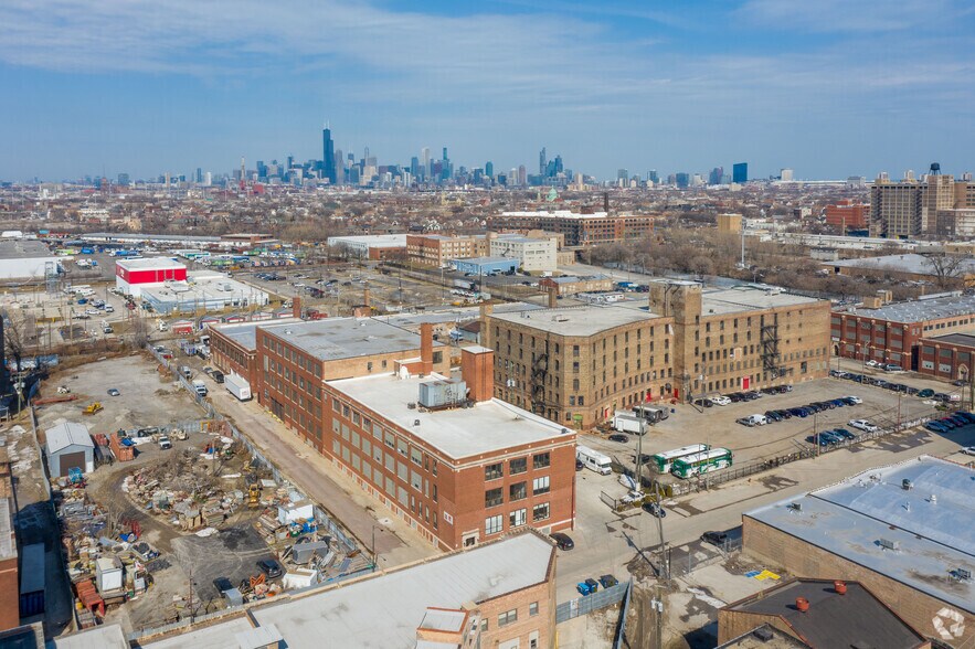 More Photos Of 1400 W 37th St, Chicago Showroom For Sale