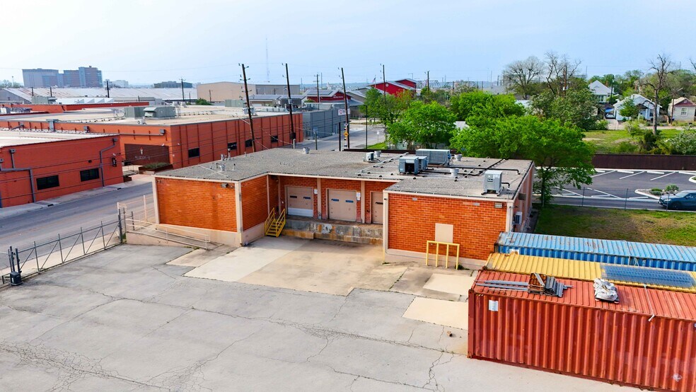 More Photos Of 1403 E Houston St, San Antonio Flex For Lease