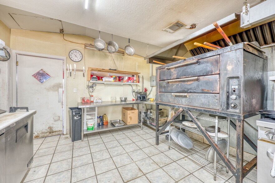 More Photos Of 106 Sunrise Dr, Sunrise Beach Restaurant For Sale