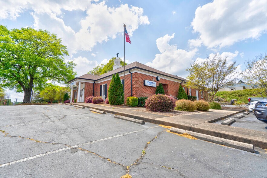 More Photos Of 824 S Dekalb St, Shelby Medical For Sale