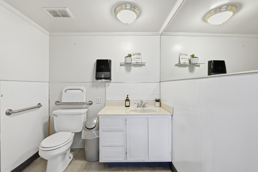 More Photos Of 22720-22742 Roscoe Blvd, West Hills Freestanding For Lease