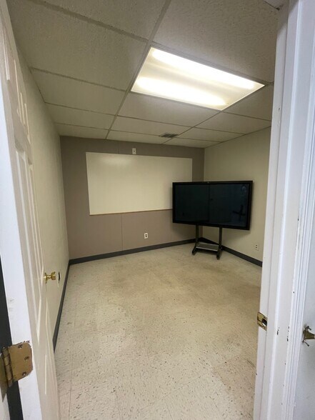 More Photos Of 1421 N Limestone St, Gaffney Office For Sale