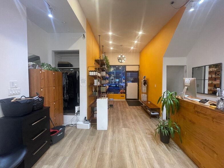 More Photos Of 984 Queen St W, Toronto Storefront Retail Residential For Lease