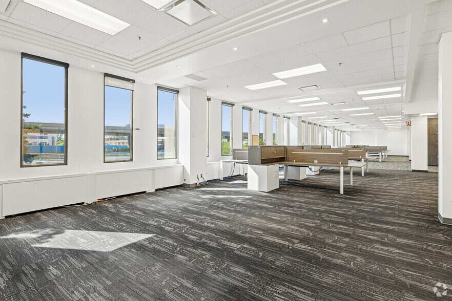 More Photos Of 100 Boul Alexis-Nihon, Montréal Office For Lease