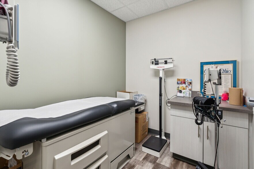More Photos Of 7005 Fairmount Dr SE, Calgary Medical For Sale