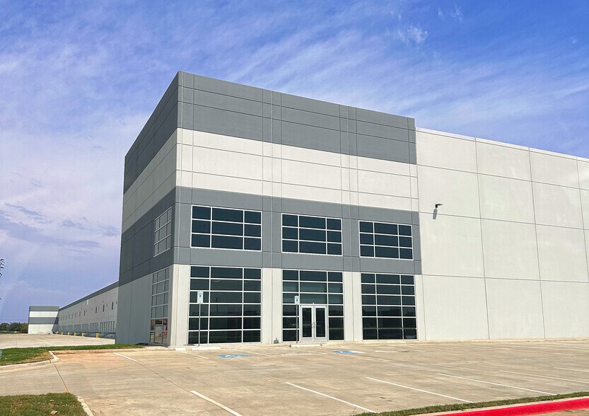 More Photos Of 3901 N Sylvania Ave, Fort Worth Warehouse For Lease