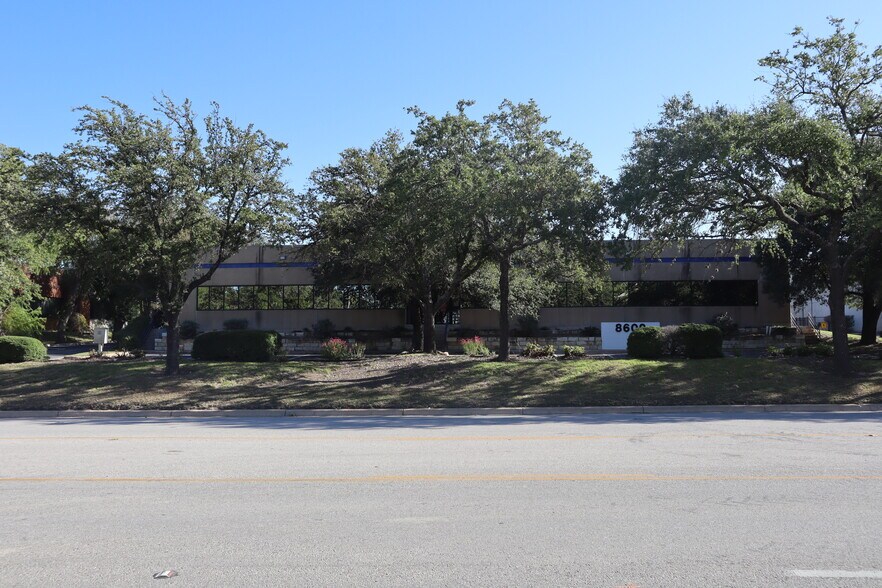 More Photos Of 8609 Cross Park Dr, Austin Office For Lease
