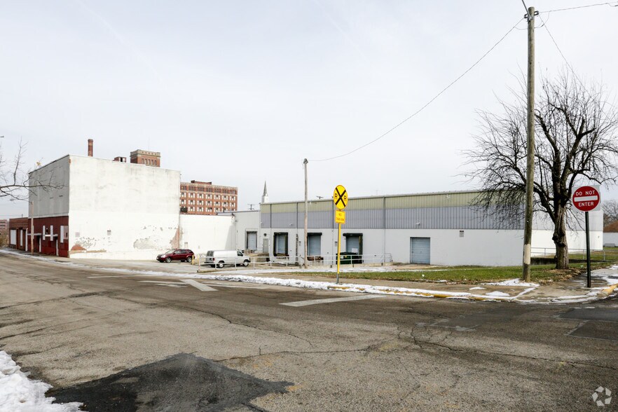 More Photos Of 204-216 S Lowry Ave, Springfield Warehouse For Lease