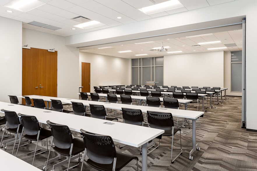 More Photos Of 400 W Market St, Louisville Office For Lease