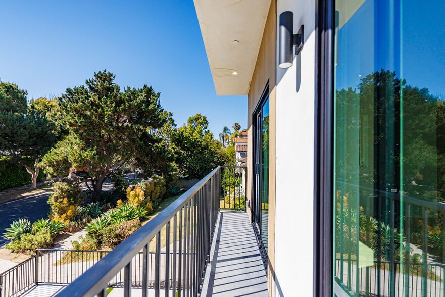 More Photos Of 1330 S Longwood Ave, Los Angeles Apartments For Sale