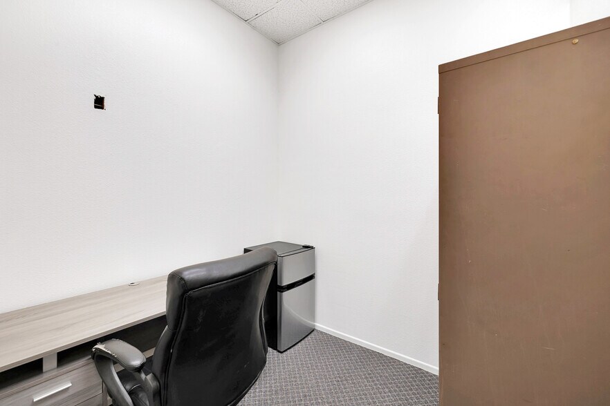 More Photos Of 2660 Pearblossom Hwy, Palmdale Office Residential For Sale