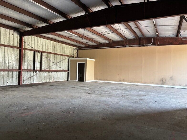 More Photos Of 1120-1132 County Road 129, Alvin Warehouse For Lease