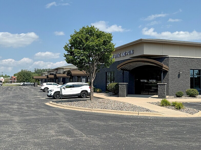 More Photos Of 1600-1688 N Casaloma Dr, Grand Chute General Retail For Sale