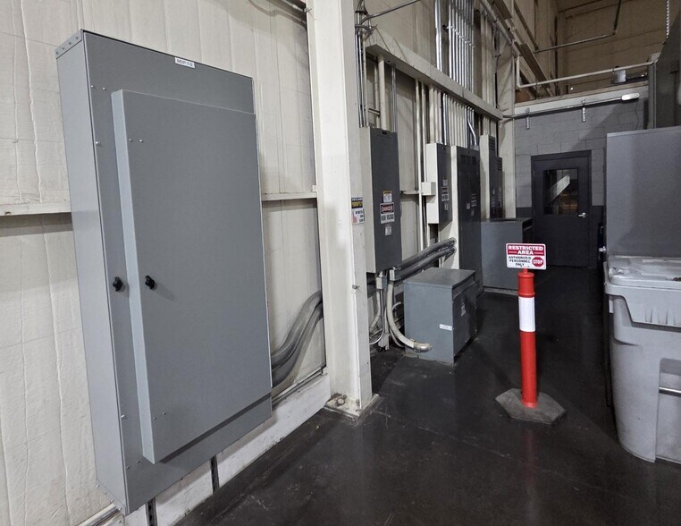 More Photos Of 4400 Garrison Ave, Evansville Manufacturing For Lease