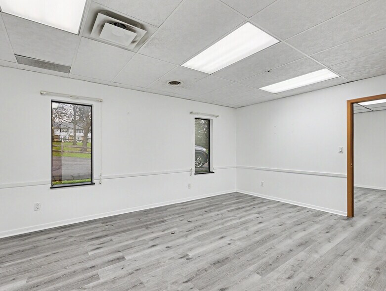 More Photos Of 324 Ledge Rd, Macedonia Flex For Lease