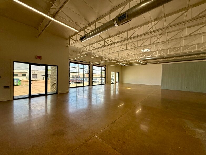 More Photos Of 1336 Crampton St, Dallas Distribution For Lease