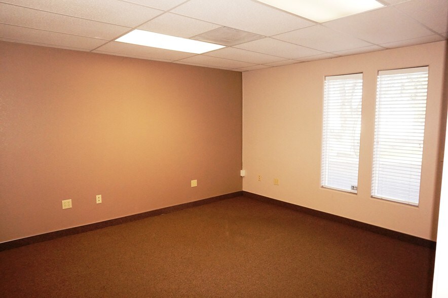 More Photos Of 538 S 5th Ave, Oakdale Light Distribution For Sale