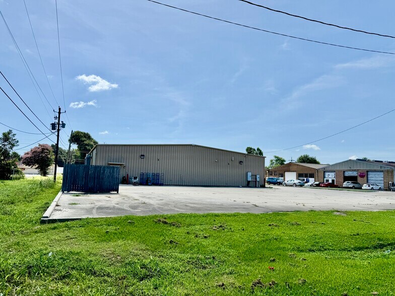 More Photos Of 504 N EE Wallace Blvd, Ferriday Storefront For Sale