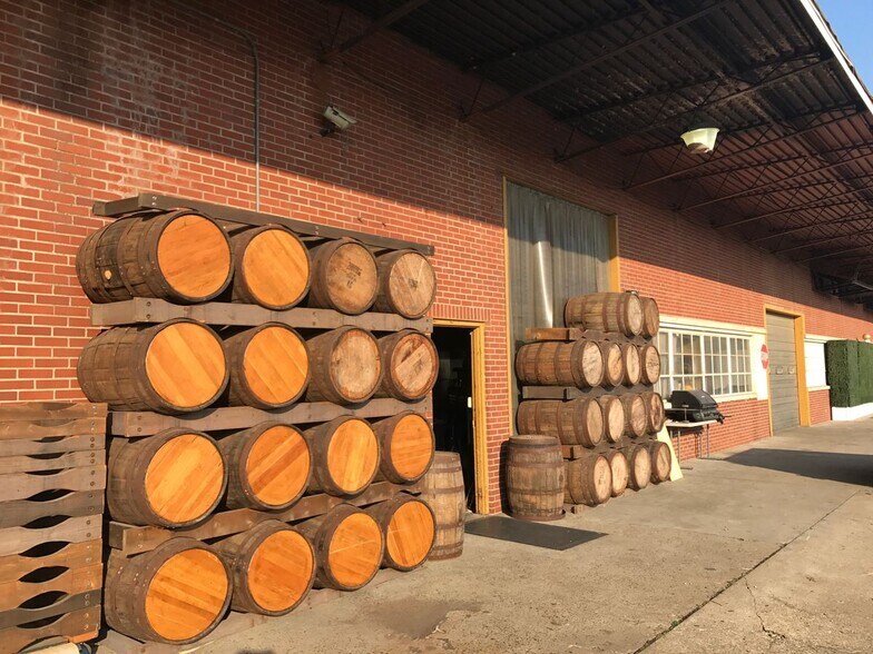 More Photos Of 2012 Northwestern Pky, Louisville Warehouse For Lease