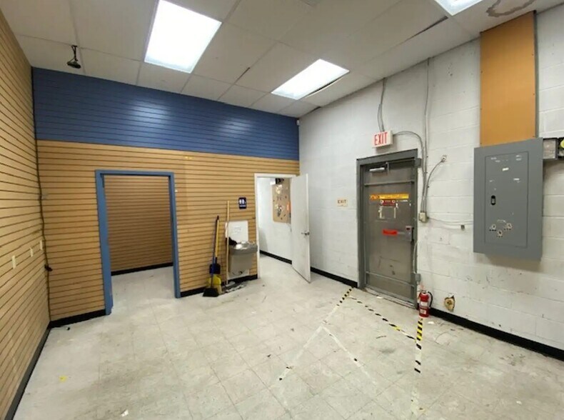 More Photos Of 6404 Groom Rd, Baker General Retail For Lease