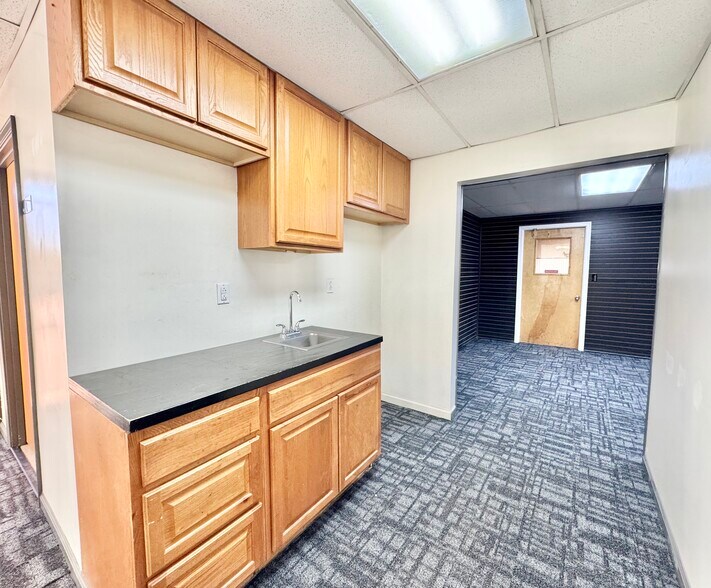 More Photos Of 3920 NW 8th St, Oklahoma City Warehouse For Lease