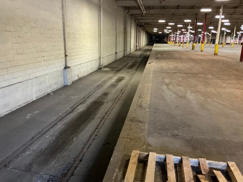 More Photos Of 1551 E Willow St, Kankakee Warehouse For Lease