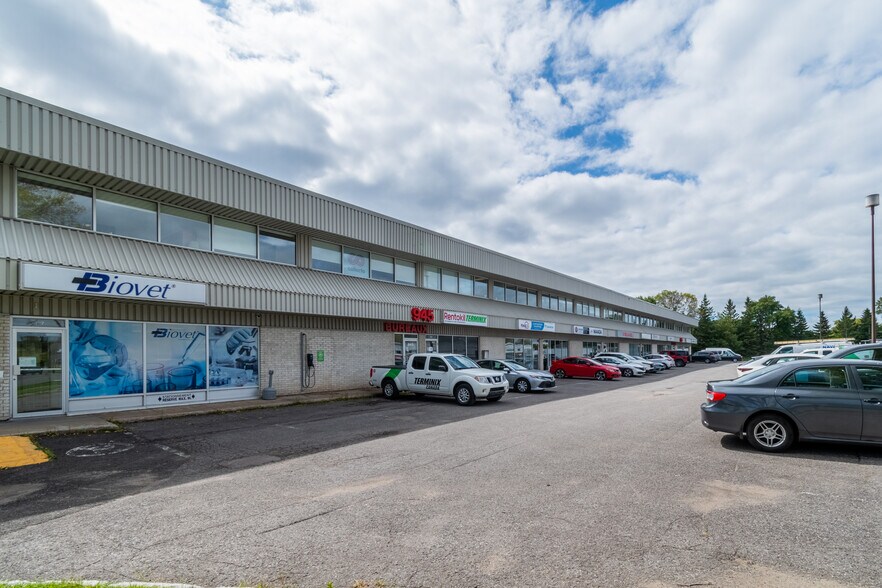 More Photos Of 925 Av Newton, Québec Manufacturing For Lease