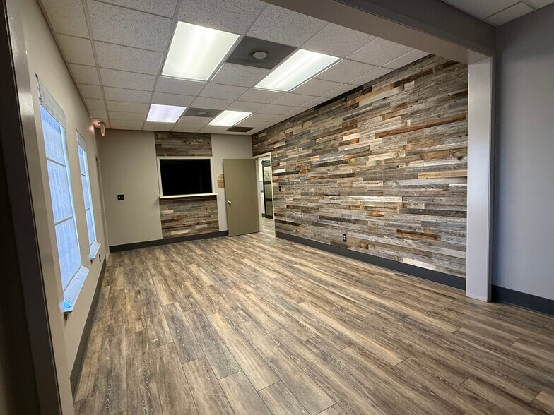 More Photos Of 4550 Lamar Ave, Paris Rehabilitation Center For Lease