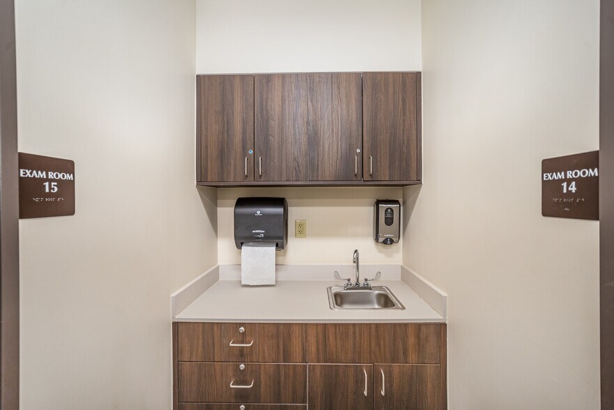 More Photos Of 2800-2826 W Sugar Creek Rd, Charlotte General Retail For Lease