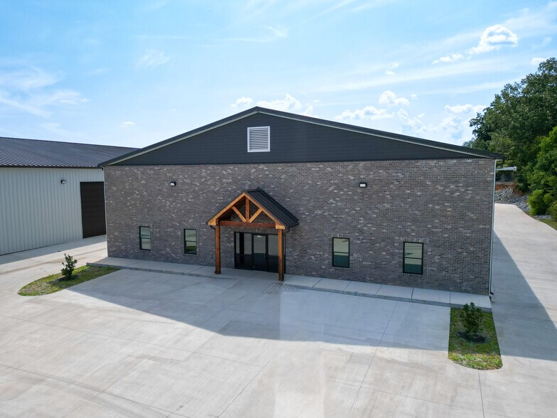 More Photos Of 100 Industrial Dr, Clarksville Warehouse For Lease