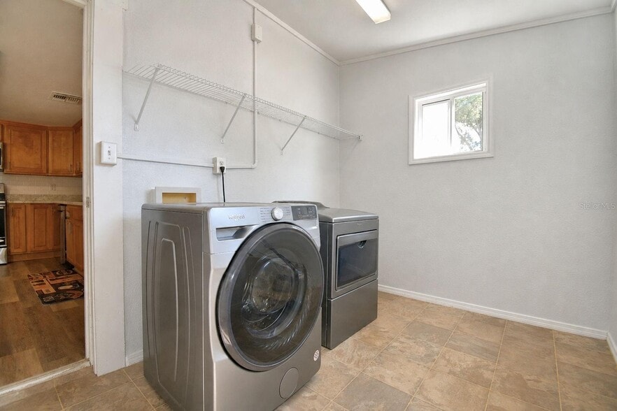 More Photos Of 208 Center St, Auburndale Office For Sale