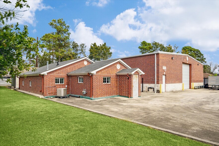 More Photos Of 11126 Timber Crest Dr, Houston Warehouse For Lease