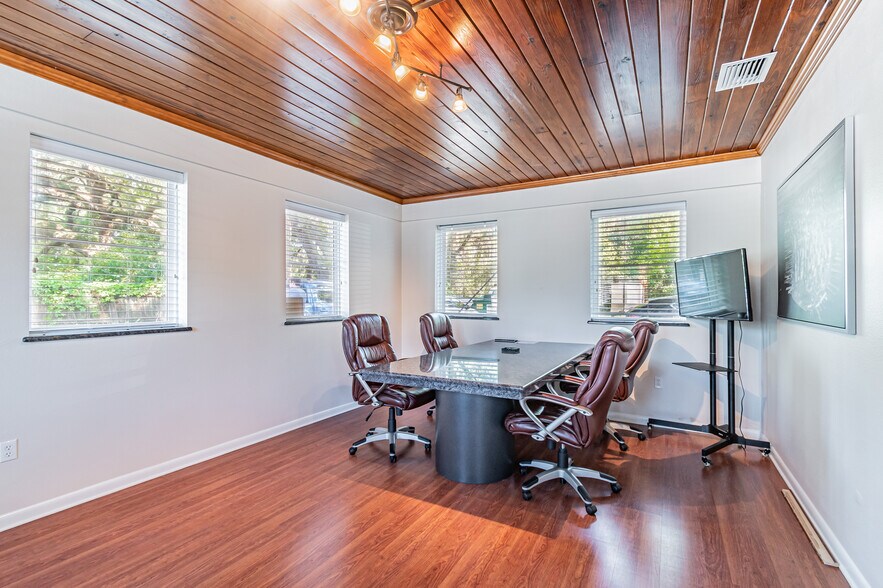 More Photos Of 110 Crenshaw Lake Rd, Lutz Office For Lease