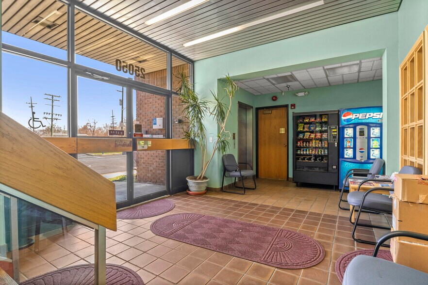 More Photos Of 25050 Outer Dr, Lincoln Park Office For Lease
