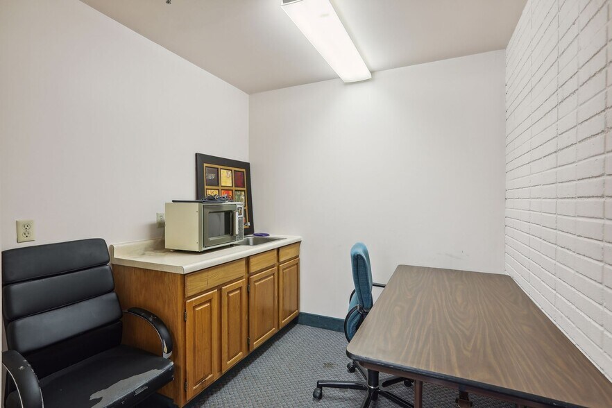 More Photos Of 2525 Nevada Ave N, Golden Valley Light Distribution For Sale