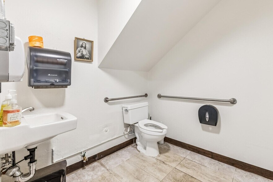 More Photos Of 2250 Jerrold Ave, San Francisco Warehouse For Sale