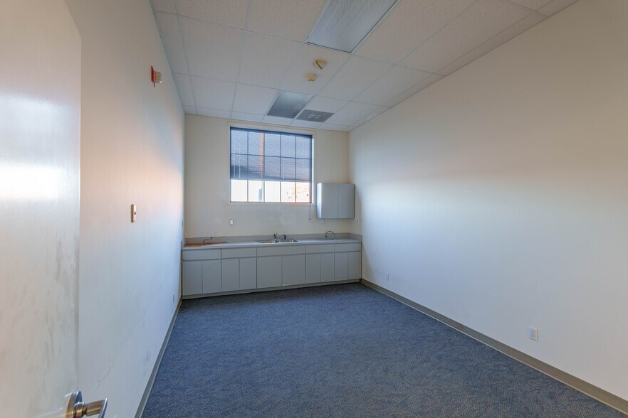 More Photos Of 415 Franklin D Roosevelt Dr, Muscle Shoals Office For Lease