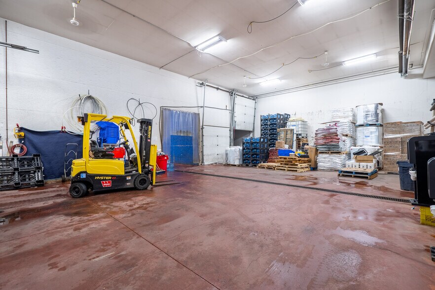 More Photos Of 2711 50 Av, Lloydminster Industrial For Sale