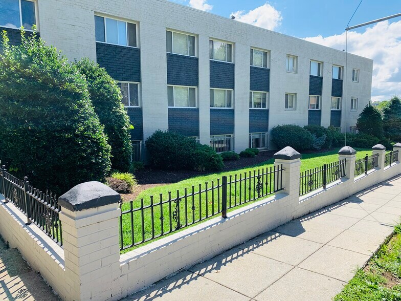 More Photos Of 3030 30th St SE, Washington Apartments For Sale