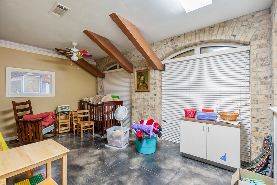 More Photos Of 660 S Zang Blvd, Dallas Office For Lease