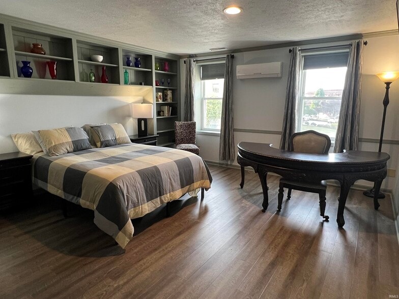 More Photos Of 128 W Walnut St, Kokomo Flex For Sale