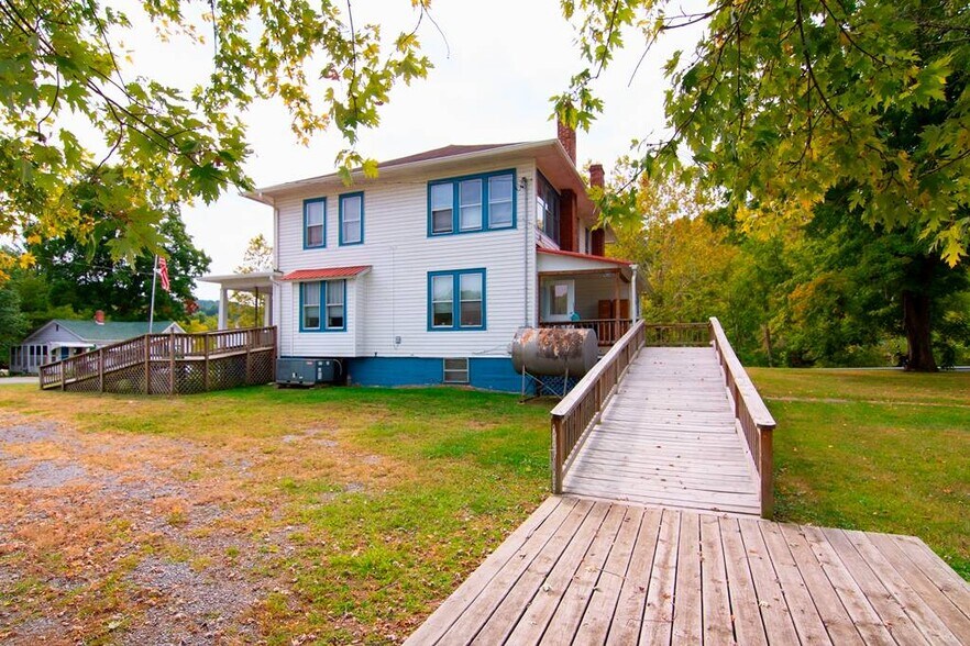 More Photos Of 101 Davis st, Alderson Freestanding For Sale