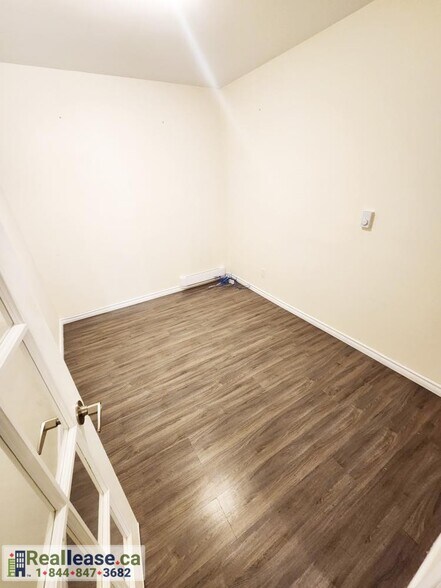 More Photos Of 138 Main St W, Shelburne Storefront Retail Residential For Lease