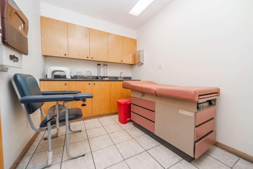 More Photos Of 1749 E 16th St, Brooklyn Storefront Retail Office For Sale