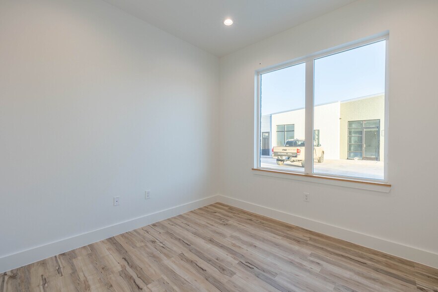 More Photos Of 8343 Upland Ave, Lubbock Office For Sale